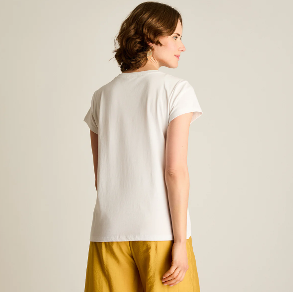 POLERA CON ESTAMPADO FRONTAL